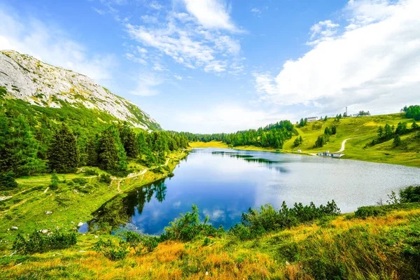 Grosssee, Tauplitzalm 'ın yüksek platosunda. Styria 'daki Toten Gebirge gölü manzarası. Dağları ve Tauplitz 'de gölü olan Idyllic manzarası.