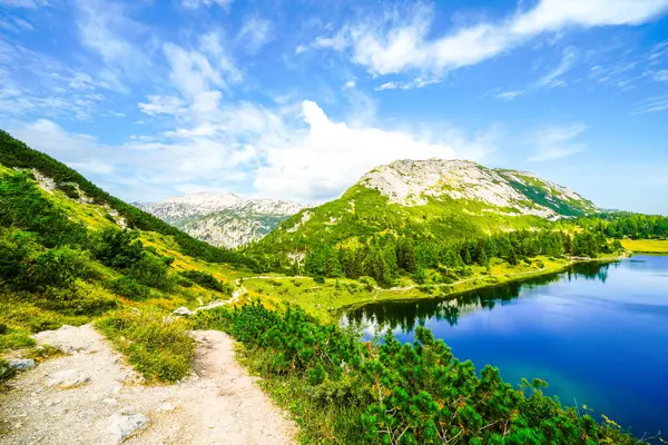 Grosssee, Tauplitzalm 'ın yüksek platosunda. Styria 'daki Toten Gebirge gölü manzarası. Dağları ve Tauplitz 'de gölü olan Idyllic manzarası.