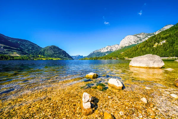 Grundlsee manzarası ve çevre manzarası. Avusturya 'daki Styria gölünün kıyısında. Salzkammergut 'taki Totes Gebirge Dağı' nda..