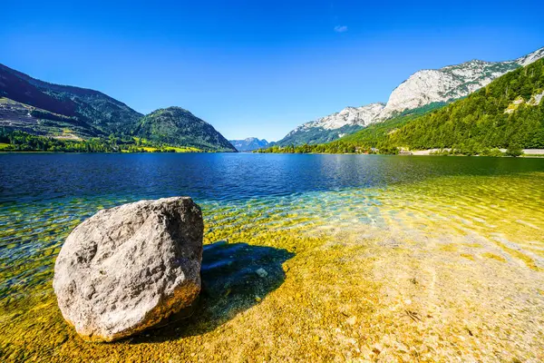 Grundlsee manzarası ve çevre manzarası. Avusturya 'daki Styria gölünün kıyısında. Salzkammergut 'taki Totes Gebirge Dağı' nda..