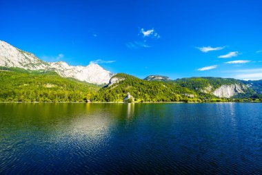 Grundlsee manzarası ve çevre manzarası. Avusturya 'daki Styria gölünün kıyısında. Salzkammergut 'taki Totes Gebirge Dağı' nda..