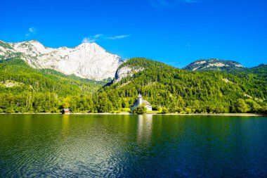 Grundlsee manzarası ve çevre manzarası. Avusturya 'daki Styria gölünün kıyısında. Salzkammergut 'taki Totes Gebirge Dağı' nda..