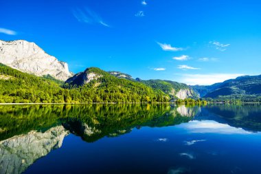 Grundlsee manzarası ve çevre manzarası. Avusturya 'daki Styria gölünün kıyısında. Salzkammergut 'taki Totes Gebirge Dağı' nda..