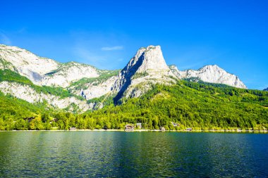 Grundlsee manzarası ve çevre manzarası. Avusturya 'daki Styria gölünün kıyısında. Salzkammergut 'taki Totes Gebirge Dağı' nda..