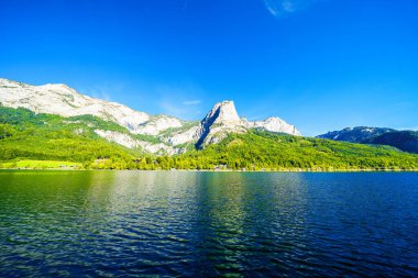 Grundlsee manzarası ve çevre manzarası. Avusturya 'daki Styria gölünün kıyısında. Salzkammergut 'taki Totes Gebirge Dağı' nda..