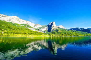Grundlsee manzarası ve çevre manzarası. Avusturya 'daki Styria gölünün kıyısında. Salzkammergut 'taki Totes Gebirge Dağı' nda..