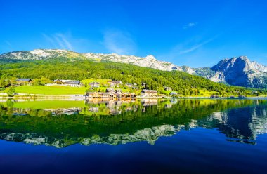 Grundlsee manzarası ve çevre manzarası. Avusturya 'daki Styria gölünün kıyısında. Salzkammergut 'taki Totes Gebirge Dağı' nda..