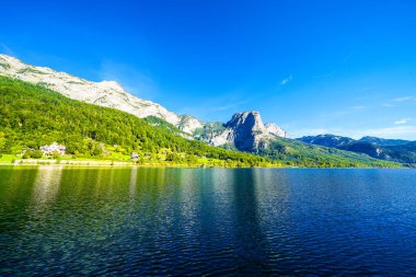 Grundlsee manzarası ve çevre manzarası. Avusturya 'daki Styria gölünün kıyısında. Salzkammergut 'taki Totes Gebirge Dağı' nda..