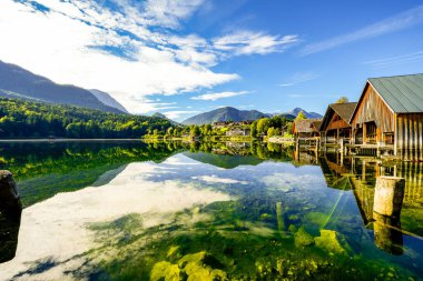 Grundlsee manzarası ve çevre manzarası. Avusturya 'daki Styria gölünün kıyısında. Salzkammergut 'taki Totes Gebirge Dağı' nda..