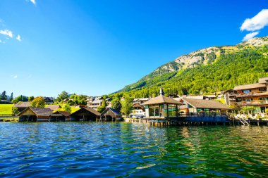 Grundlsee manzarası ve çevre manzarası. Avusturya 'daki Styria gölünün kıyısında. Salzkammergut 'taki Totes Gebirge Dağı' nda..