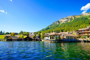 Grundlsee manzarası ve çevre manzarası. Avusturya 'daki Styria gölünün kıyısında. Salzkammergut 'taki Totes Gebirge Dağı' nda..