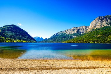 Grundlsee manzarası ve çevre manzarası. Avusturya 'daki Styria gölünün kıyısında. Salzkammergut 'taki Totes Gebirge Dağı' nda..