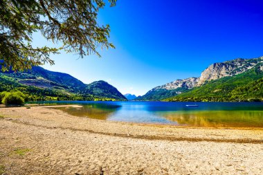 Grundlsee manzarası ve çevre manzarası. Avusturya 'daki Styria gölünün kıyısında. Salzkammergut 'taki Totes Gebirge Dağı' nda..