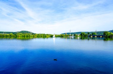 Harkortsee manzarası ve çevre manzarası. Ruhr gölünün kıyısındaki doğa. Ruhr bölgesinde göl.