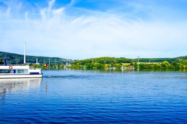 Harkortsee manzarası ve çevre manzarası. Ruhr gölünün kıyısındaki doğa. Ruhr bölgesinde göl.