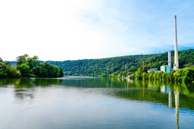 Harkortsee manzarası ve çevre manzarası. Ruhr gölünün kıyısındaki doğa. Ruhr bölgesinde göl.