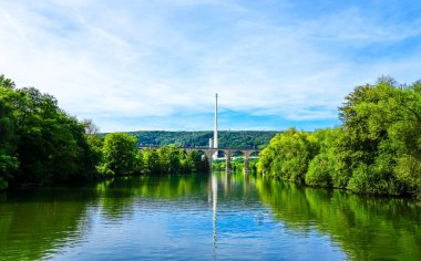 Harkortsee manzarası ve çevre manzarası. Ruhr gölünün kıyısındaki doğa. Ruhr bölgesinde göl.