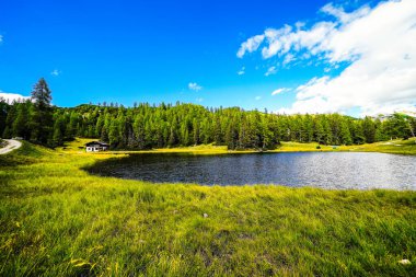 Krallersee, Tauplitzalm 'ın yüksek platosunda. Styria 'daki Toten Gebirge gölü manzarası. Yeşil doğalı ve Tauplitz 'de gölü olan Idyllic manzarası.