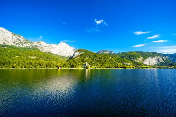 Grundlsee manzarası ve çevre manzarası. Avusturya 'daki Styria gölünün kıyısında. Salzkammergut 'taki Totes Gebirge Dağı' nda..