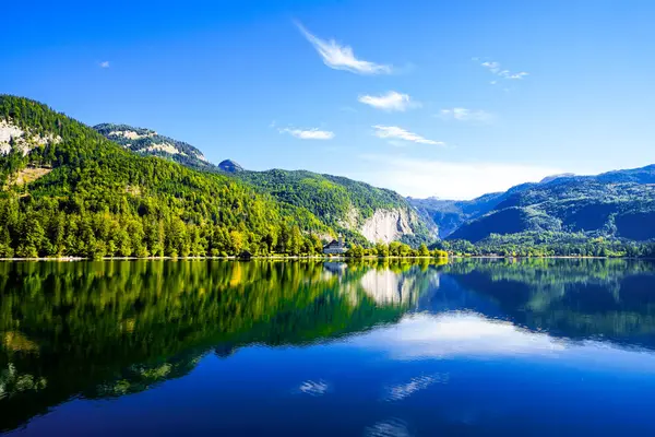 Grundlsee manzarası ve çevre manzarası. Avusturya 'daki Styria gölünün kıyısında. Salzkammergut 'taki Totes Gebirge Dağı' nda..