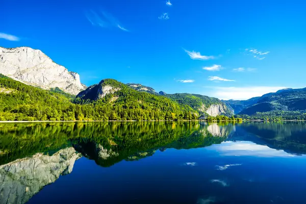 Grundlsee manzarası ve çevre manzarası. Avusturya 'daki Styria gölünün kıyısında. Salzkammergut 'taki Totes Gebirge Dağı' nda..