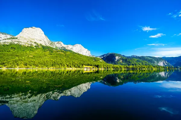 Grundlsee manzarası ve çevre manzarası. Avusturya 'daki Styria gölünün kıyısında. Salzkammergut 'taki Totes Gebirge Dağı' nda..