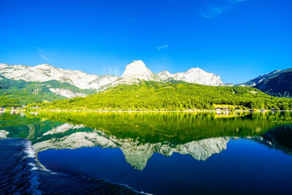 Grundlsee manzarası ve çevre manzarası. Avusturya 'daki Styria gölünün kıyısında. Salzkammergut 'taki Totes Gebirge Dağı' nda..