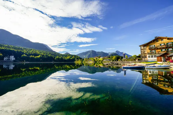 Grundlsee manzarası ve çevre manzarası. Avusturya 'daki Styria gölünün kıyısında. Salzkammergut 'taki Totes Gebirge Dağı' nda..