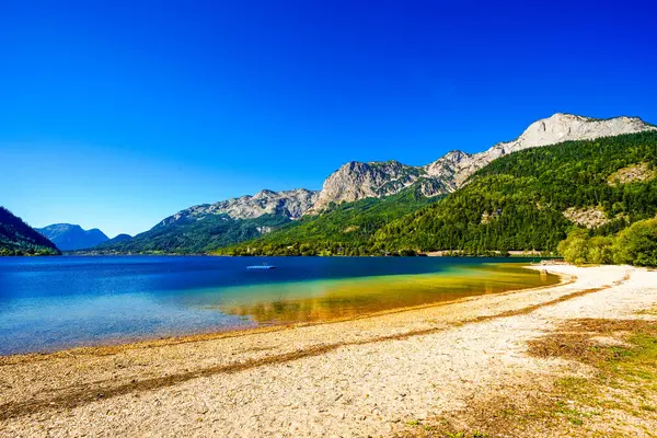 Grundlsee manzarası ve çevre manzarası. Avusturya 'daki Styria gölünün kıyısında. Salzkammergut 'taki Totes Gebirge Dağı' nda..