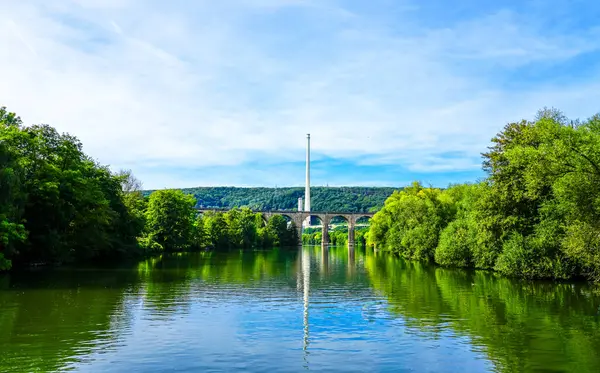 Harkortsee manzarası ve çevre manzarası. Ruhr gölünün kıyısındaki doğa. Ruhr bölgesinde göl.