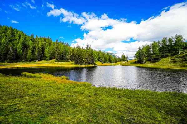 Krallersee, Tauplitzalm 'ın yüksek platosunda. Styria 'daki Toten Gebirge gölü manzarası. Yeşil doğalı ve Tauplitz 'de gölü olan Idyllic manzarası.