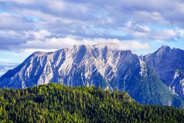 Avusturya 'daki Tauplitzalm' da dağları ve ormanları olan cennet manzarası. Salzkammergut, Styria 'daki Tauplitz' de Doğa.