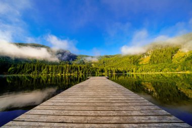 Styria 'daki Bad Mitterndorf' ta Oedensee 'deki manzara. Doğa, Avusturya 'daki Salzkammergut' ta berrak yüzme gölünde..