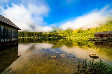 Styria 'daki Bad Mitterndorf' ta Oedensee 'deki manzara. Doğa, Avusturya 'daki Salzkammergut' ta berrak yüzme gölünde..
