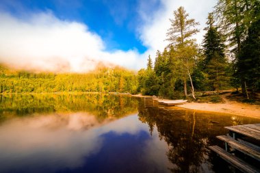 Styria 'daki Bad Mitterndorf' ta Oedensee 'deki manzara. Doğa, Avusturya 'daki Salzkammergut' ta berrak yüzme gölünde..