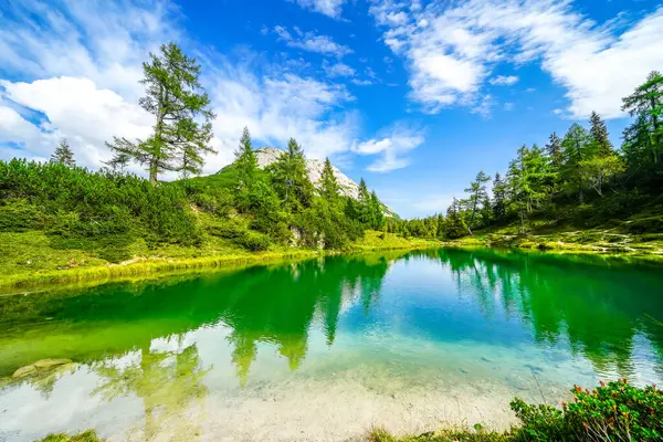 Tauplitzalm 'ın yüksek platosunda peri masalı gölü. Styria 'daki Totes Gebirge Gölü manzarası. Dağları ve Tauplitz 'de gölü olan Idyllic manzarası.