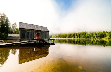 Styria 'daki Bad Mitterndorf' ta Oedensee 'deki manzara. Doğa, Avusturya 'daki Salzkammergut' ta berrak yüzme gölünde..