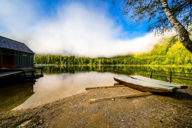 Styria 'daki Bad Mitterndorf' ta Oedensee 'deki manzara. Doğa, Avusturya 'daki Salzkammergut' ta berrak yüzme gölünde..