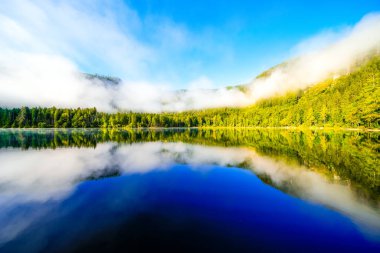 Styria 'daki Bad Mitterndorf' ta Oedensee 'deki manzara. Doğa, Avusturya 'daki Salzkammergut' ta berrak yüzme gölünde..