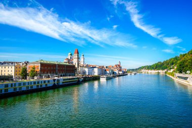 Passau 'daki Tuna ve doğa manzarası. Prinzregent-Luitpold Köprüsü 'nün çevresindeki manzaranın bulunduğu şehir merkezi..
