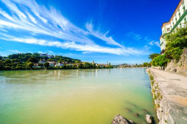 Passau 'daki Inn Nehri ve Doğa manzarası. Şehrin merkezi ve çevresindeki kırsal bölge..