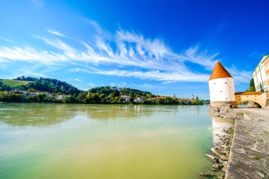 Passau 'daki Inn Nehri ve Schaiblingsturm manzarası. Şehrin tarihi yuvarlak kulesi çevresindeki manzarayla birlikte. Eski savunma kulesi.
