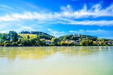 Passau 'daki Inn Nehri ve Doğa manzarası. Şehrin merkezi ve çevresindeki kırsal bölge..