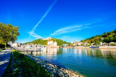 Passau 'daki Hanın, Tuna' nın ve doğanın birleşiminin manzarası. Şehrin merkezinde üç nehrin kesiştiği yerde çevre manzarası var..