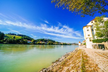 Passau 'daki Inn Nehri ve Doğa manzarası. Şehrin merkezi ve çevresindeki kırsal bölge..