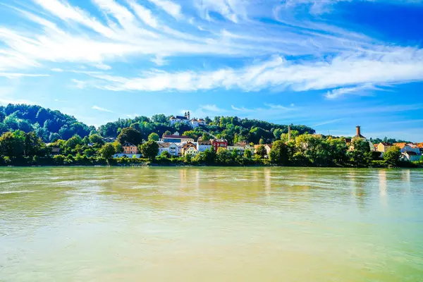 Passau 'daki Inn Nehri ve Doğa manzarası. Şehrin merkezi ve çevresindeki kırsal bölge..