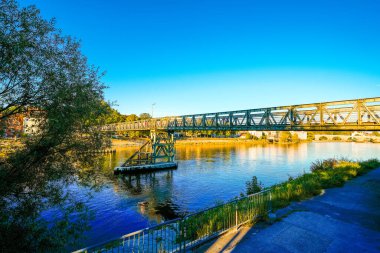 Regensburg şehrindeki Donau manzarası ve Eiserner Steg yaya köprüsü.