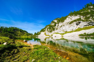 Schwarzensee, Tauplitzalm 'ın yüksek platosunda. Styria 'daki Totes Gebirge Gölü manzarası. Dağları ve Avusturya 'da Tauplitz' de bir gölü olan Idyllic manzarası.