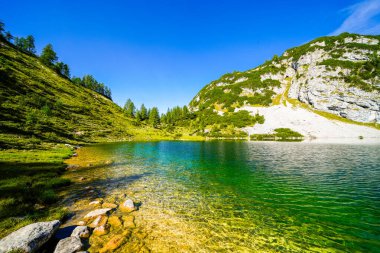 Schwarzensee, Tauplitzalm 'ın yüksek platosunda. Styria 'daki Totes Gebirge Gölü manzarası. Dağları ve Avusturya 'da Tauplitz' de bir gölü olan Idyllic manzarası.