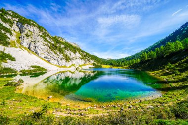 Schwarzensee, Tauplitzalm 'ın yüksek platosunda. Styria 'daki Totes Gebirge Gölü manzarası. Dağları ve Avusturya 'da Tauplitz' de bir gölü olan Idyllic manzarası.